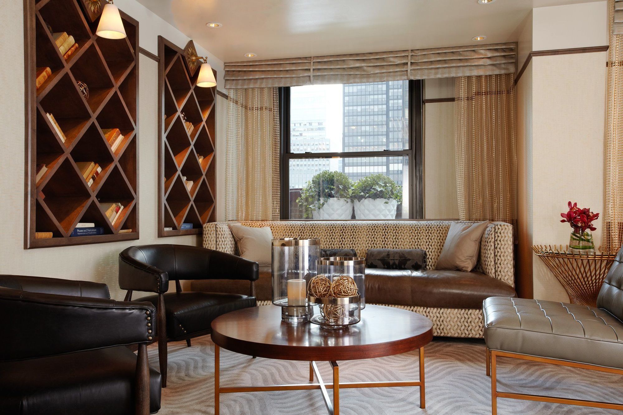 Westhouse Hotel นิวยอร์ก ภายนอก รูปภาพ A living room at The Carlyle